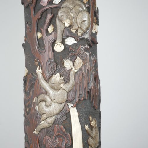 日本，明治时期（1868 1912）。一对花瓶，装饰着风景中的猴子。 木头和象牙，珍珠母和骨镶嵌。高度：67厘米。一些缺失的碎片。