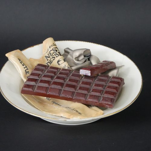 Dessert plate in fine earthenware enriched with a Nestlé chocolate bar in trompe&hellip;