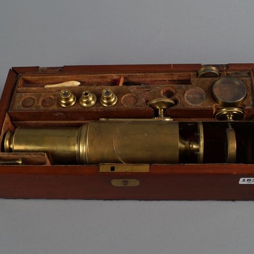 Null 英国黄铜显微镜，J.P. Cutts，活跃于1804至1840年间，伦敦，盒盖丢失，尺寸为6 x 28厘米。