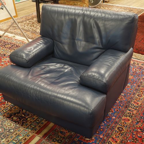 Null 卡西纳2.5座多尼戈尔沙发和扶手椅，由Vico Magistretti设计。采用高质量的蓝色皮革作为椅垫