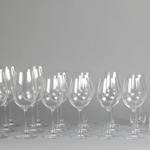 Null 水晶饮品套装，Spiegelau，由以下部分组成。12个红酒杯，11个白酒杯和10个各种水杯（32x）。