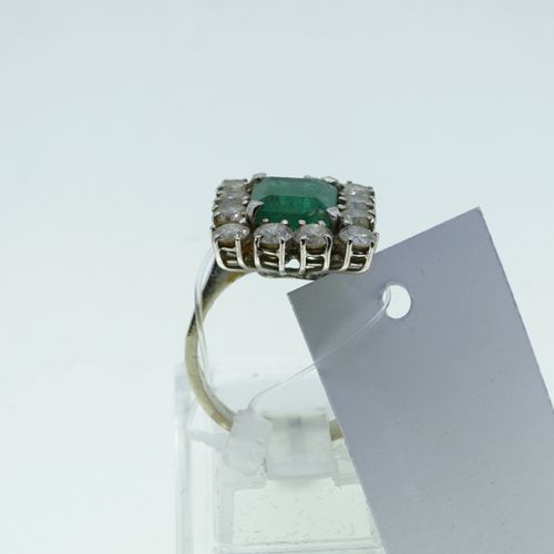 Null Weißgoldring, 18 kt, besetzt mit Diamanten im Brillantschliff und Smaragd i&hellip;