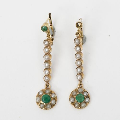 Null 14K黃金耳環，鑲嵌種子珍珠和綠寶石，其中一顆綠寶石缺失，重約2.95克，長3厘米。