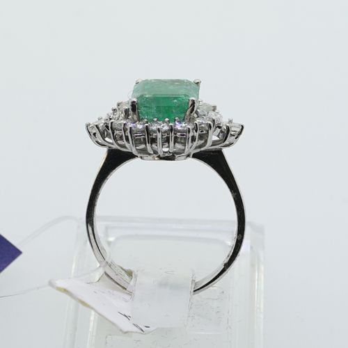 Null Vintage white gold ring, 18 krt, set with emerald cut emerald and brilliant&hellip;