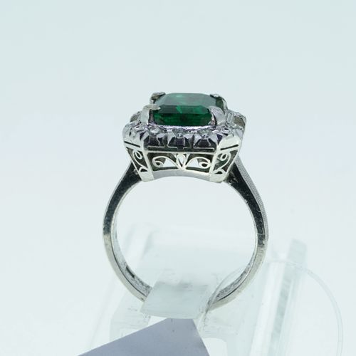 Null Anello antico in oro bianco, 14 kt, con diamanti taglio brillante e smerald&hellip;