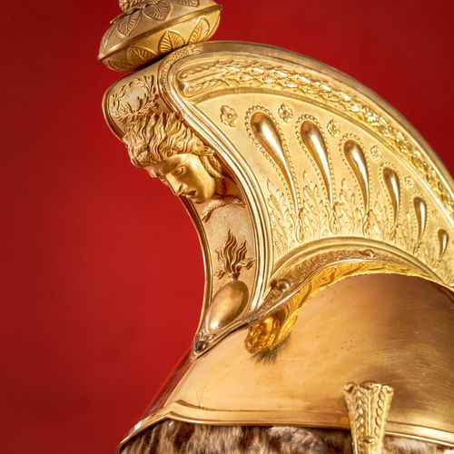 1845年法国军官的龙纹头盔模型 
徽章上有小龙，有雨幕和狨猴，炸弹，梅花架和镀金的铜环。毛皮头带。镀金的黄铜 "8 "字环在下巴和徽章的边缘。皮革下巴带（事故&hellip;