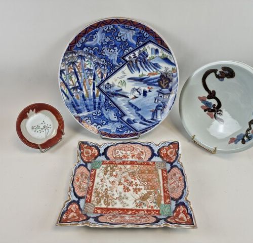 JAPON. PLAT RECTANGULAIRE à BORD CONTOURNE en porcelaine Imari d'époque fin XIXè&hellip;