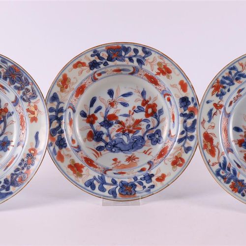 Null A series of three Chinese Imari porcelain deep plates, China, Qianlong.