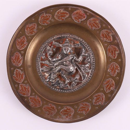 Null Eine bronzene Opferschale mit Silbermedaillon von Shiva, Indien um 1900.