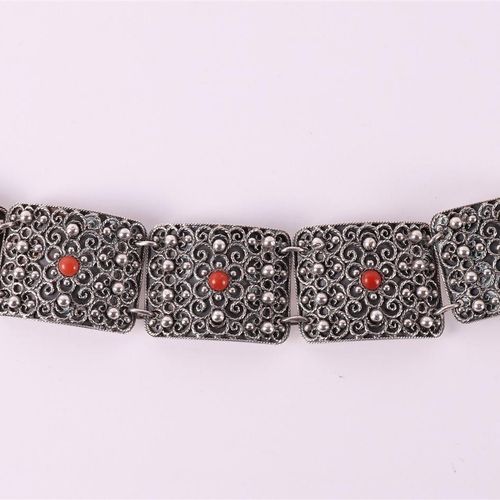 Null A 2nd grade silver link bracelet with cabochon cut red corals.