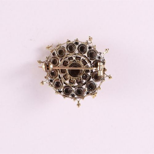 Null A 14 kt 585/1000 yellow gold brooch with decoration of Zeeland buttons.