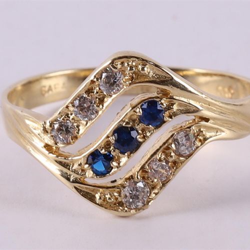 Null A 14 kt 585/1000 gold women's ring, set with blue sapphires and zirconia.