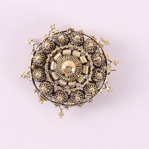 Null A 14 kt 585/1000 yellow gold brooch with decoration of Zeeland buttons.