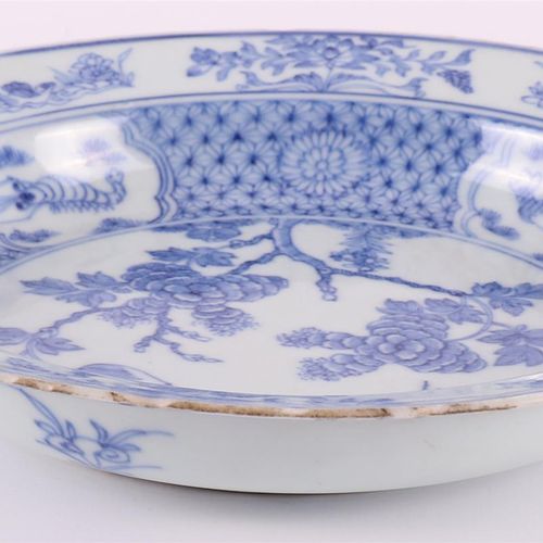 Null Un piatto in porcellana blu e bianca, Cina, Qianlong XVIII secolo.