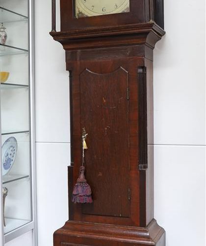 Null Un orologio a cassa lunga in una cassa di noce, Inghilterra XIX secolo.