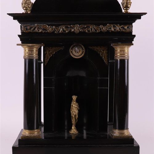 Null Un altare di legno ebanizzato per un orologio da tasca, Francia XIX secolo.