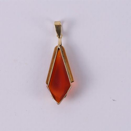 Null A 14 kt 585/1000 gold Art Deco pendant with a faceted carnelian.