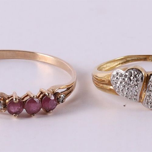 Null An 8 kt 333/1000 gold row ring with three rubies.