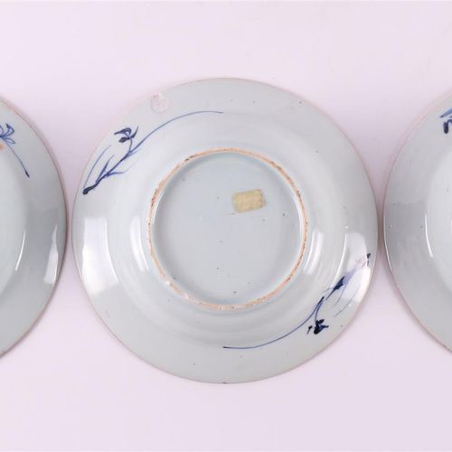 Null A series of three Chinese Imari porcelain deep plates, China, Qianlong.