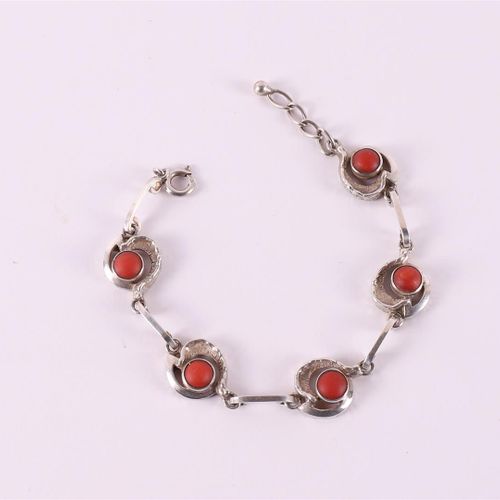 Null A 2nd grade silver link bracelet with 5 cabochon cut red corals.