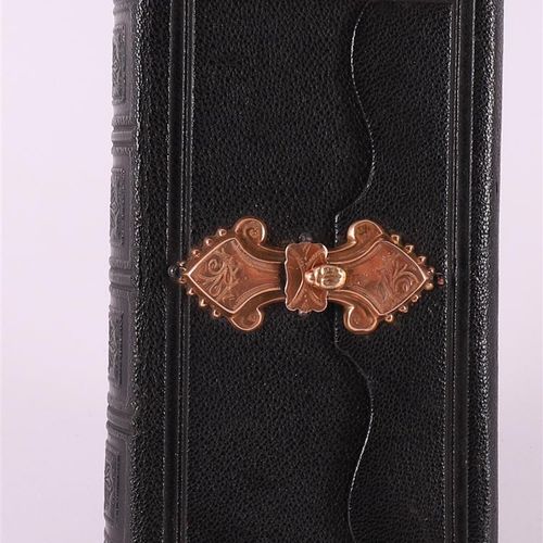 Null Une bible en bracelet de cuir noir et fermoir en or 14 kt 585/1000, fin du &hellip;