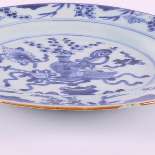 Null Drei blau/weiße Porzellanteller mit Kapuzinerrand, China, Qianlong 18.Jh.