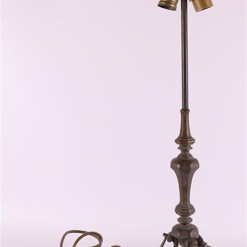 Null A bronze standing table lamp, Arts & Crafts style, around 1900.