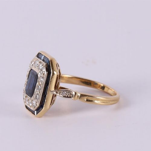 Null Ein achteckiger Ring aus 18 Karat Gold mit 14 Diamanten und blauen Saphiren&hellip;