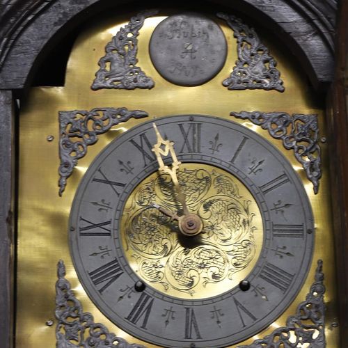 Null Un orologio a pendolo con cassa in quercia, Francia XVIII secolo.