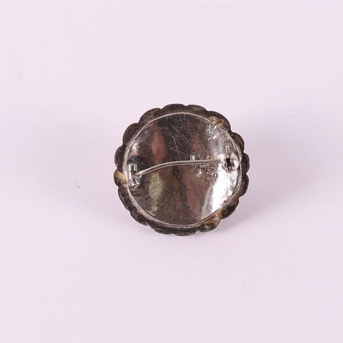 Null 一枚二级银质胸针，带有切面的红玉髓，19世纪。