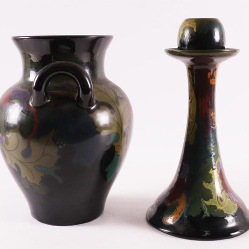 Null 
一个带把手的釉陶花瓶，约1930年。多彩的花卉装饰，标记。Regina Gouda Holland，高24厘米。同上的烛台，Ivora, Gouda&hellip;