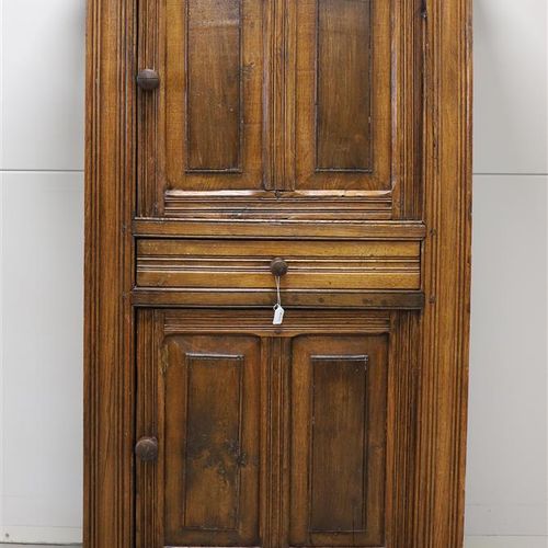Null 一个18世纪的双门橡木柜，有一个抽屉，由旧元素组成，高163 x 宽92 x 长50厘米。
