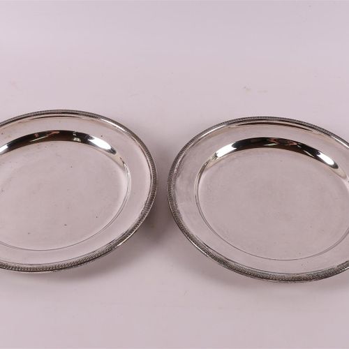 Null Zwei runde Teller aus Silber 800/1000, 3. Klasse, 20. Jahrhundert, Ø 25 cm,&hellip;