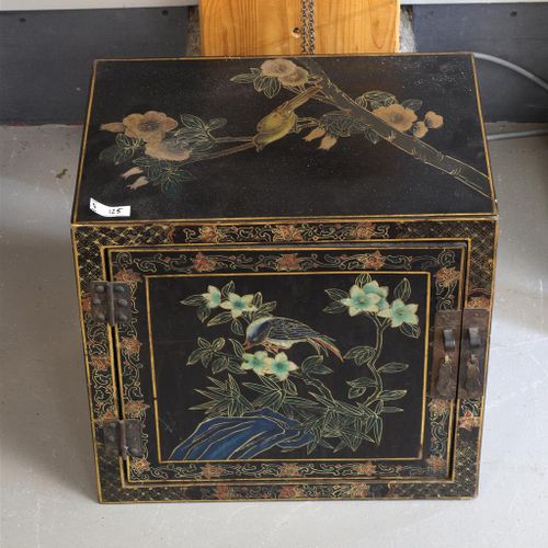 Null Une armoire en laque noire, Chine 20e siècle, h37,5 x l 38 x p 25 cm.