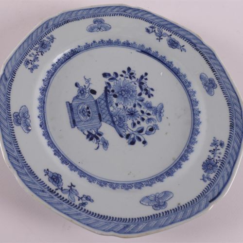 Null 一套三件青花瓷盘，中国，乾隆，18世纪，蓝色釉下花卉装饰，直径23厘米，共计。3个（1个毛边/1个片状）。