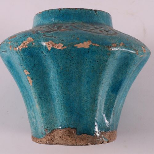 Null Un vaso con coperchio in gres smaltato turchese e lobato, Cina meridionale,&hellip;