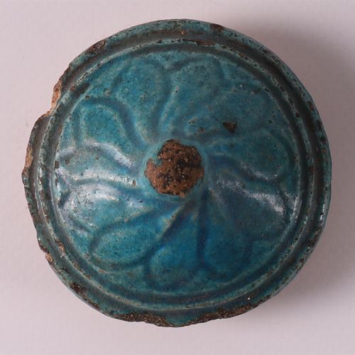 Null 一个绿松石色釉面、有裂片的炻器盖罐，华南地区，明（1368-1644），高13 x Ø 14厘米，共计。2个（片状/釉面损坏）。