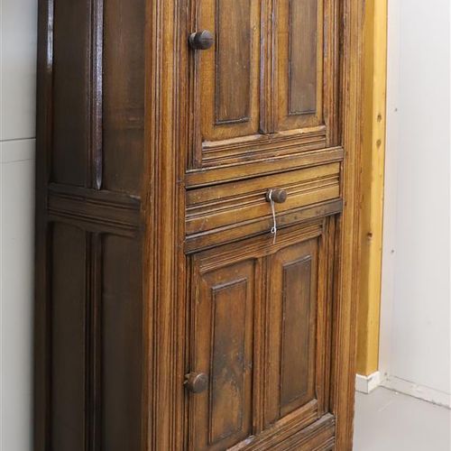 Null Armario de dos puertas de roble del siglo XVIII con un cajón, compuesto de &hellip;