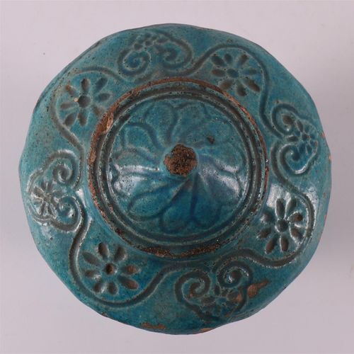 Null 一个绿松石色釉面、有裂片的炻器盖罐，华南地区，明（1368-1644），高13 x Ø 14厘米，共计。2个（片状/釉面损坏）。