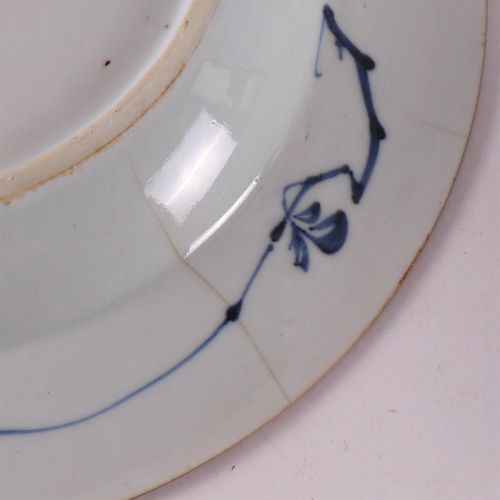 Null Un ensemble de trois assiettes assorties en porcelaine bleu/blanc, Chine, Q&hellip;
