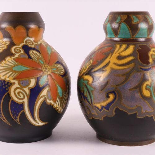 Null Deux vases en faïence, vers 1930. Décor floral polychrome, marqué : Ivora G&hellip;