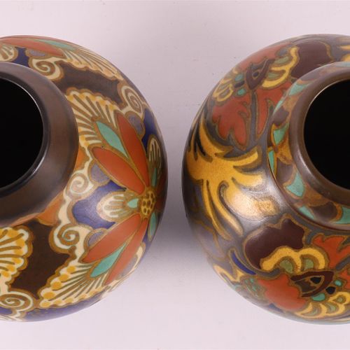 Null Deux vases en faïence, vers 1930. Décor floral polychrome, marqué : Ivora G&hellip;