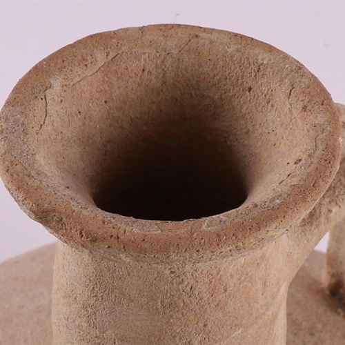 Null 一个带手柄的陶器壶，土耳其，奥斯曼，高24厘米。
