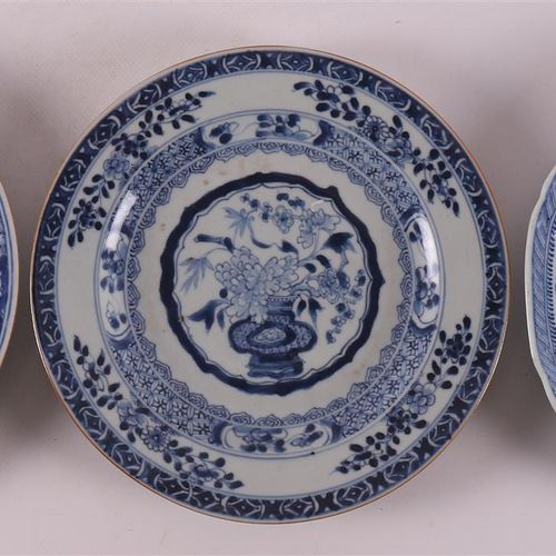 Null Ensemble de trois assiettes en porcelaine bleue et blanche, Chine, Qianlong&hellip;