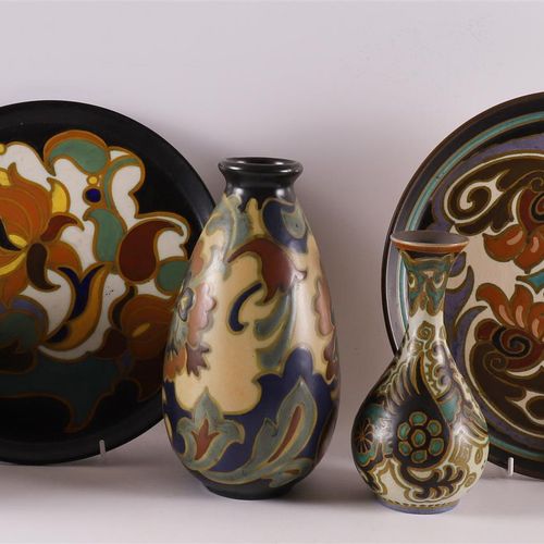 Null 一个陶制葫芦花瓶，约1930年。多色花卉装饰 "Plata"，标明。高达荷兰，高32厘米。同上的陶器花瓶和演示盘，共计。6x. (1个裂缝)