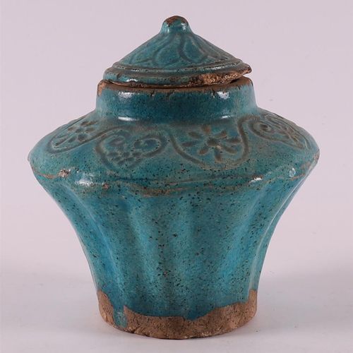 Null A turquoise glazed, lobed and lobed stoneware lidded pot, South China, Ming&hellip;