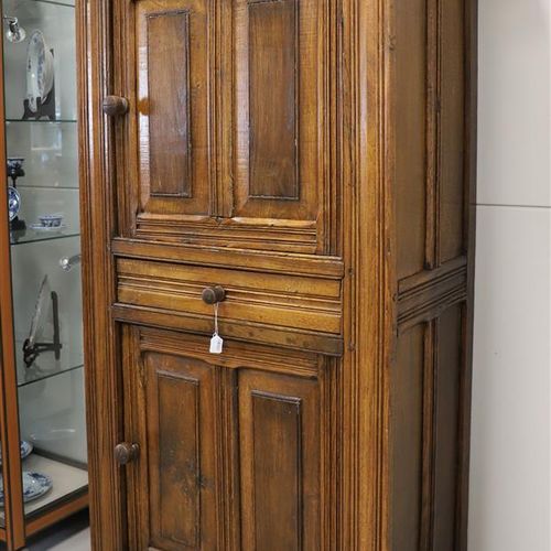 Null 一个18世纪的双门橡木柜，有一个抽屉，由旧元素组成，高163 x 宽92 x 长50厘米。