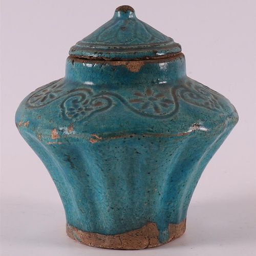Null Un vaso con coperchio in gres smaltato turchese e lobato, Cina meridionale,&hellip;