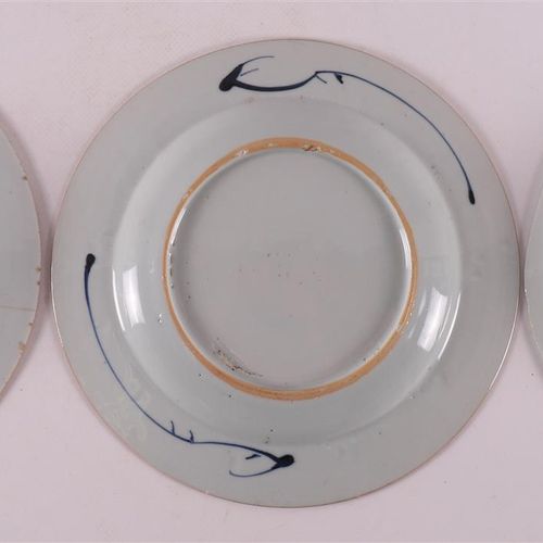Null 一套三件青花瓷盘，中国，乾隆，18世纪，蓝色釉下花卉装饰，直径23厘米，共计。3个（1个毛边/1个片状）。