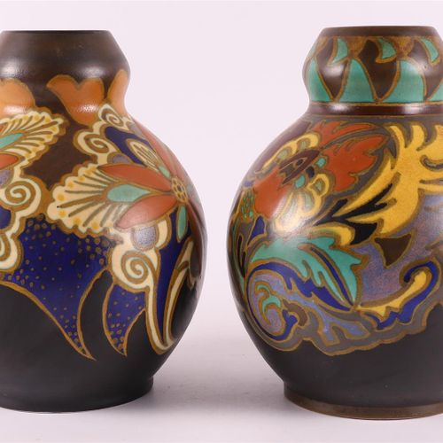 Null Deux vases en faïence, vers 1930. Décor floral polychrome, marqué : Ivora G&hellip;